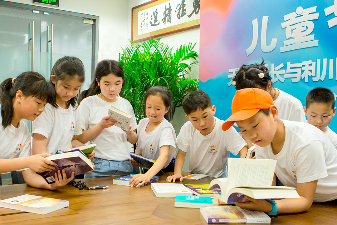 天风证券组织贫困县学生游学夏令营并捐赠图书.jpg